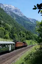 SBB HISTORIC: Mit vereinten Kräften bringen Ce 6/8 ll 14253 (1919) und Be 4/7 12504 (1922) den Sonderzug bestehend aus sechs historischen Wagen nach Göschenen. Die Aufnahme ist zwischen Erstfeld und Silenen entstanden am 7. Juni 2014.
Foto: Walter Ruetsch