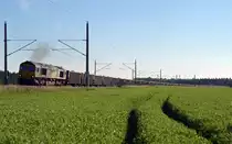 Mit einem langen Hchbordwagenzug mühte sich die FPL-Class 66 66001 am 31.05.14 in Burgkemnitz ab um ihn Richtung Wittenberg zu befördern. 