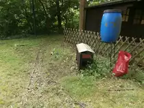 Wir sehen einen Wasserturm ein Kohlelager und eine kleine Weiche.
Hier wird die Kinderbahn Dampflok Gertrud mit Kohle und Wasser versorgt.
Recht die blaue Tonne ist der Wasserturm und mittig rechts ist das Kolhelager für die kleine Gertrud.

Oekoven 01.06.2014
