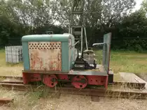 Eine alte Henschel Diesellok steht vor der noch im Bau befindenden Werkshalle im Feldbahn Museum Oekoven.

Hersteller: Henschel 	
Fabriknummer: 1989 	
Baujahr: 1947 	
Achsformel, Bauart: B-dm 	
Motor: K 22 	13 - 15 PS
Geschwindigkeit: 13 km/h
Gewicht: 3,2 t
Länge: 	2470 mm
Breite: 1200 mm
Höhe über SO: 1450 mm

Seit dem 14.05.1983 in Oekoven beheimatet.

Oekoven 01.06.2014 	
