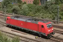 185 211-0 fährt in das BW am Rangierbahnhof München Nord ein, 07.06.2014.
Gut zu sehen ist noch der frühere Schriftzug  Railion .