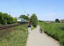 Die Cobra 2826 kommt aus Richtung Aachen-West und fährt die Gemmenicher-Rampe hochgefahren mit einem langen Containerzug aus Gallarate(I) nach Antwerpen-Oorderen(B) und fährt in Richtung Montzen/Belgien.
bei tollem Sommerwetter am Nachmittag vom 18.5.2014. 