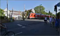 Ein wenig Abwechslung, Beschäftigungstherapie für fünf Personen, Anwohner nerven und Hotelgäste vergraulen... BÜ-Störung am Inselhotel in Konstanz. Am Abend zuvor war offensichtlich eine Schranke nach dem letzten Zug nicht mehr aufgegangen. Juni 2014.