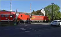 Ein wenig Abwechslung, Beschäftigungstherapie für fünf Personen, Anwohner nerven und Hotelgäste vergraulen... BÜ-Störung am Inselhotel in Konstanz. Am Abend zuvor war offensichtlich eine Schranke nach dem letzten Zug nicht mehr aufgegangen. Juni 2014.