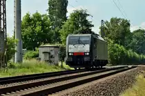 Lz kommt die MRCE 189 984 aus Richtung Rees gefahren hier ist sie gerade am Bü Reeser Straße  bei Mehrhog vorbei gefahren in Richtung Wesel. 8.6.2014