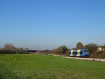 Inzwischen auch schon Geschichte sind die Blau/Gelben Triebwagen der HzL.
Seit Indienststellung im Jahre 1997 hatten die Fahrzeuge diese Lackierung und im Jahr 2014 wurden diese Farbtupfer in die  Standartmäßige  HzL Lackierung umgestrichen. 
Am 1.11.13 hatte ich nochmals die Chance den VT44 in seiner alten Lackierung abzulichten. 
Aufgenommen bei Hechingen. 