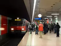 Am 7.12.13 wurden 420 463 sowie eine weitere Einheit von einem Haufen Fahrgästen gestürmt. 
Aufgenommen am Stuttgarter Hauptbahnhof (Tief). 