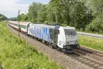 Lokomotion 185 663 befördert einen österreichischen IC in Richtung Linz. Vilshofen a.d. Donau, 01.06.2014

Hersteller: Bombardier Transportation, Kassel
Fabriknummer: 33700
Abnahmedatum: 01.02.2005
UIC-Nr.: 91 80 6185 663-2 D-LM
Betreibernr. z.Z.d. Aufnahme: 185 663-2
EBA-Nr.: EBA 03J15A 612
Eigentümer Lokomotion Gesellschaft für Schienentraktion, München
Radsatzfolge: Bo'Bo'
Vmax (km/h): 140
Dauerleistung (kW): 4.200
Anfahrzugkraft (kN): 300
Dauerzugkraft (kN): 257
Dienstmasse (t): 84
Radsatzfahrmasse max. (t): 21
LüP (mm): 18.900