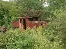 Eine alte und rostige Feldbahn Lok mit 3 Stromabnehmern im Feldbahn Museum Oekoven.
Leider konnte ich sie nicht besser fotografieren da überall um die Lok schon hohes Grünzeug wächst.

Oekoven 01.06.2014