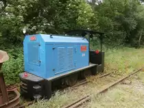 Die Zuglok 39 von Diemar steht im Feldbahn Museum Oekoven und koppelt gleich den Museumszug ab.


Hersteller: DIEMA
Typ: DTL30/1.2 	
Fabriknummer: 3174 	
Baujahr: 1971 	
Achsformel, Bauart: B-dm 	
Motor: DEUTZ F3L 912 (Austauschmotor)
Getriebe: DIEMA 3 Gang Lamellenkupplungsgetriebe
Leistung: 44 PS (voher 32 PS) 
Gewicht: 4,5 t
Länge: 	3100 mm
Breite: 1100 mm
Höhe über SO: 1610 mm
Bremse: Wurfhebel-Handbremse
Zugeinrichtung: Block-Schlitzkupplung 

Seit 2003 in Oekoven beheimatet.

Oekoven 01.06.2014