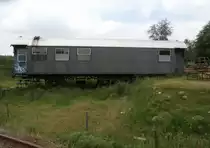 Ein alter Personenwagen mit 3 Achsen steht im feldbahn Museum Oekoven ausgestellt.
Leider konnte ich keine bessere Position finden da das Gebiet um den Wagen eingezäunt ist.

Oekoven 01.06.2014