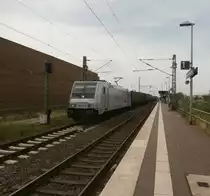 185 697-0 trägt den Namen Jolina und ist von Novelis und durchfährt mit einem gemischten Güterzug darunter auch Planenwagen von Novelis den S-Bahnhof Allerheiligen am 7.6.14

Allerheiligen 07.06.2014