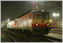 Zwei Maschinen der Reihe 1044 gibt es noch mit Schachbrettdesign. 1044 117 wartete am 12.12.2006 in der Traktion des Grazer Hauptbahnhofes auf ihren n�chsten Einsatz.