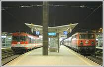 Graz Hauptbahnhof am 12.12.2006. Am Bahnsteig 5 wartet IC 612  Erzherzog Johann  auf die Abfahrt nach Salzburg und am Bahnsteig 4 wurde soeben R 4076 mit Schublok 1142 533 nach Unzmarkt bereitgestellt. Im Normalfall verlassen die Triebwagen der Reihe 4010 den Grazer Hauptbahnhof mit Triebkopf voraus. Gestern am 12.12.06 war dies allerdings nicht der Fall.