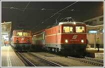 Die n�chste sch�ne Bespannung gestern am 12.12.2006 war 1044 040 mit dem EC 159  Croatia  von Wien nach Zagreb beim Aufenthalt in Graz. 10 Maschinen der Reihe 1044 gibt es noch (es werden immer weniger) mit blutorangem Altlack. 1044 040 ist zudem die einzige Maschine, die noch ihre niedrigen L�fter besitzt. 2 Minuten nach dem EC 159 ist auch  R 4076 mit Schublok 1142 533 nach Unzmarkt abgefahren.
