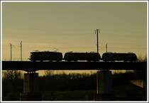 Zum Abschluss heute wieder ein Stimmungsfoto aus der Wiener Lobau vom 9.12.2006. Lokzug, angef�hrt von 1042 034 (das wei� ich deshalb, weil ein Freund von mir dieses Gespann von der Sonnenseite aufgenommen hat) bei der Querung der Donau.