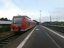 Am Morgen des 10.06.14 ein Tag nach den Sturm steht 425 106-2 mit einem weiteren 425er abgebügelt im Bahnhof Grevenbroich auf Gleis 1. Auch heute stand er noch da und wird wohl erst weiter fahren sobald die Strecke nach Mönchengladbach wieder freigegeben ist. 

Grevenbroich 10.06.2014
