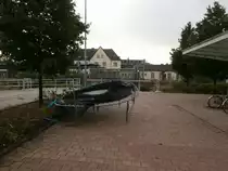 Hier kann man sehen mit welcher Kraft der Strum am Abend des 9.6.14 über die Stadt zog. Ein Trampolin liegt verbogen auf den Bahnhofsplatz Merkator Straße in Grevenbroich. Im Hintergrund ist das Bahnhofsgebäude Grevenbroich zu sehen.

Grevenbroich 10.06.2014