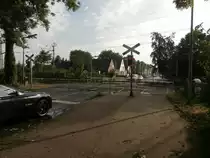 Blick auf den Bahnübergang Bergheimer Straße. Der Bahnübergang ist zeitweise gesperrt und ist geschlossen und es wird geläutet. Hier hat nur eine Schranke eine leichte Verbiegung des Gitters erlitten.

Grevenbroich 10.06.2014