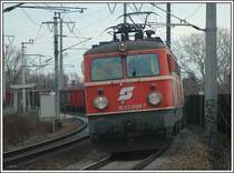 Und wieder eine 42er mit Altlack. 1042 034 mit einem G�terzug am 9.12.2006 bei der Durchfahrt der Stadion Lobau in Wien.