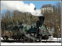 Nach der Ankunft mit ihrem Dampfsonderzug R 8515 von Graz nach Wies am Endbahnhof Wies-Eibiswald, wird  671 der GKB (BJ 1860 ex. S�dbahnreihe 29) in Wies auf der Drehscheibe gedreht. Wie man sehen kann, wird diese Drehscheibe noch h�ndisch bedient. Im Hintergrund ist das Schlo� Burgstall zu sehen, in dem sich heute die Landwirtschaftliche Fachschule St. Martin befindet.