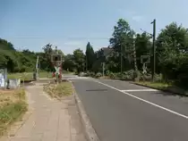Der Bahnübergang Viehgasse mit stiller Blinkanlage in Meerbusch Osterath am 8.6.14

Meerbusch Osterath 08.06.2014