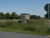 Das kleine Bahnübergangshäuschen an der ehemaligen Strecke Duisburg - Kleve bei Mariebaum. Der stillgelegte Teil der Bahnstrecke ist heute ein Radweg. Etwas weiter steht noch ein altes Einfahrtssignal zum alten Bahnhof Mariebaum.

Mariebaum 08.06.2014