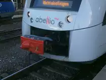Die Kupplung und Scheinwerfer des Abellio Rail VT12008 im Düsseldorf HBF.
Die Kupplung ist noch geschützt. Heute verkehrt VT 12008 mit anderen Triebwagen von Abellio Rail als S7 von Düsseldorf nach Wuppertal-Oberbarmen.

Düssleodrf HBF 14.04.2014