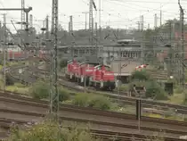 Am 19.06.2014 standen 294 675-4, 294 582-2 und 294 725-7 im Neusser Güterbahnhof am Stellwerk abgestellt. An dem Feiertag war im Güterbahnhof kaum was los.
Fotografiert von einem Radweg auf die Fesser Straße.

Neuss 19.06.2014