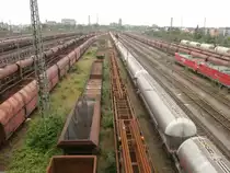 Blick auf die unzähligen Güterwagen im Neusser Güterbahnhof. Rechts sind Gleisstücke auf Wagen verladen. Fotografiert von der Fesser Straße über den Güterbahnhof.

Neuss 19.06.2014
