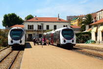 Bahnhof Ajaccio der CFC am 12.06.2014: Während rechts die Fahrgäste den gerade angekommenen AMG 821/822 verlassen, wartet links ein Zug mit AMG 818 an der Spitze auf Passagiere in Richtung Mezzana