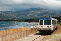 Während ansonsten der gesamte übrige Verkehr auf Korsika von den inzwischen vollständig in Betrieb genommenen Triebwagen der Reihe AMG 800 bewältigt wird, verkehrt auf der Strandbahn von Calvi nach L'Ile-Rousse immer noch die Garnitur aus X 97051 und XR 9701, hier am 16.06.2014 bei Club Olympique