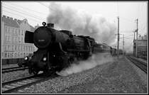 Die Tour O 42 der �BB Nostalgie f�hrte heute am 16.12.06 von Wien S�dbahnhof nach Puchberg am Schneeberg. Die Aufnahme zeigt 52.4984  Eberhard  bei der Durchfahrt der S-Bahnstation Wien Atzgersdorf-Mauer als Sdz 16019. Als Heizlok fungierte hinter der Dampflok die Nostalgiediesellok 2050.02. 