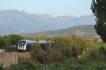 Am Abend des 08.06.2014 erreicht eine AMG 800-Garnitur den Bahnhof Calvi. An den Nordflanken der bis 2.700 m hohen korsischen Berge liegen trotz der sommerlichen Temperaturen an der Küste noch Schneereste.