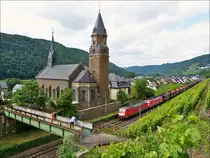 . Gleich drei BB Fotografen haben am 21.06.2014 auf der Fu�g�ngerbr�cke in Hatzenport Stellung bezogen, um den leeren Erzzug, gezogen von zwei Loks der BR 189, abzulichten, als dieser an der katholischen Kirche St. Rochus in Hatzenport in Richtung Koblenz vorbeif�hrt. (Jeanny) 