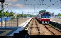 Die Fahrzeuge des Keihin Ky�k�-Konzerns, Serie 1000: Zwischen 2002 und 2012 gebaute Z�ge, die auch auf der U-Bahn (St�dtische U-Bahn Tokyo) verkehren und so weit in die Agglomeration nord�stlich von Tokyo hinaus kommen. L�ngssitze, die fr�heren Z�ge haben am Wagenende auch zwei bequeme Sitzplatzgruppen. Es gibt 20 8-Wagenz�ge, 23 4-Wagenz�ge und 5 6-Wagenz�ge. Bild: Weit draussen auf der Miura Halbinsel begegnet der 8-Wagenzug 1065, Miura Kaigan, 25.Juni 2011. (Durch die verglaste F�hrerstandr�ckwand eines Gegenzugs)  