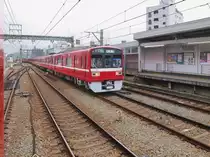 Die Fahrzeuge des Keihin Kyûkô-Konzerns, Serie 1500: 166 Wagen wurden zwischen 1985 und 1993 für Pendlerzüge gebaut und zu 4-, 6- und 8-Wagenzügen zusammengesetzt. Die Züge können auch auf der U-Bahn verkehren. Im Bild überholt ein langer Zug mit Wagen 1719 an der Spitze als Eilzug einen am Bahnsteiggeleise wartenden Lokalzug. Minami Ôta, 25.Juni 2011. 