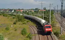 152 122 erreicht mit einem Gaskesselwagenzug aus Richtung Dessau kommend am 22.06.14 Bitterfeld. Sie musste in Bitterfeld einen ICE Richtung Leipzig passieren lassen bevor auch sie ihre Fahrt fortsetzen konnte.