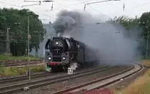 Mit Volldampf donnerte 011533 mit einem Sonderzug nach Kiel am 21.6.2014 um 6.10 Uhr auf der Rollbahn durch Hasbergen. 