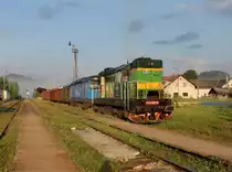 Die 743 003 und die 751 219 mit einem Holzzug am 02.06.2014 in Volary.