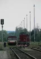 22.6.2014 14:20 ČD T466 2201 (alte Bezeichnung aus ČSD Zeiten, heute als ČD 742 bekannt)  rangiert in Karlovy Vary dolní nádraží vor drei Btax Wagen (ČD 810 ohne Führerstände), um dann als Personenzug (Os) nach Johanngeorgenstadt zu fahren. 