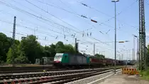 Die Cobra 2831  fährt mit einem langen Containerzug aus Gallarate(I) nach Zeebrugge(B) bei der Ausfahrt aus Aachen-West und fährt in Richtung Montzen/Belgien.
Bei Sommerwetter am Nachmittag vom 9.6.2014.