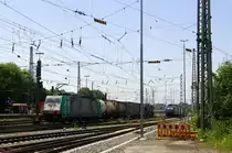 Die Cobra 2841  fährt mit einem langen Containerzug aus Verona(I) nach Antwerpen-Noord(B) bei der Ausfahrt aus Aachen-West in Richtung Montzen/Belgien.
Bei Sommerwetter am Nachmittag vom 9.6.2014.