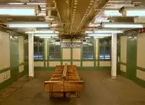 Der Warteraum im Zwischengeschoss der New Yorker Subway-Station  Brighton Beach  verfügt nicht nur über Standard-Holzbänke aus Pennsylvania, sondern auch über elektronische Anzeigetafeln für den nächsten Expresszug nach Manhattan. Kundenfreundlich - besonders im harten New Yorker Winter. 19.6.2014  