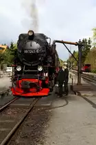 99 7241 vor einem Brockenzug am Nachmittag des 15.04.2014 am Wasserkran im Bahnhof Drei Annen Hohne. Rechts auf Gleis 3 steht ein Zug zur Abfahrt nach Wernigerode bereit. Hier handelt es sich zwar um die gleiche Szene, wie im vorherigen Bild, allerdings fand ich auch das Hochformat in diesem Fall durchaus reizvoll.