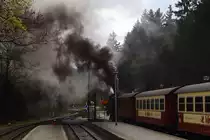 99 7241 mit Brockenzug am Nachmittag des 15.04.2014 auf Gleis 1 im Bahnhof Drei Annen Hohne. Wie man an der Rauchwolke der Lok unschwer erkennen kann, hat der Heizer für die kommende Steigungsstrecke noch ordentlich ein paar Kohlen aufgelegt!