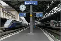 TGV Bahnhof Lausanne: Während rechts im Bild der TGV Lyria auf seine Abfahrtszeit nach Paris um 12.24 wartet, steht (ohne dass ich den Grund dafür kenne) auf Gleis zwei ein SNCF Doppelstock TGV. 
24. Juni 2014