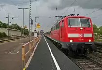 111 061 mit einer RB von Offenburg nach Schliengen am 25.04.14 beim Verlassen des Bahnhof M�llheim (Baden).