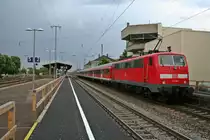 111 061 mit einer RB von Schliengen nach Offenburg am Nachmittag des 25.04.14 bei der Einfahrt in M�llheim (Baden).