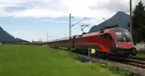 Zwangsstop für 1116 243-7 mit Railjet 564 Wien West-Innsbruck am BÜ Niederaudorf, kurz vor Kufstein. Durch einen Stellwerkfehler in Tirol(Wörgl) war auch am Nachmittag des 24.6.2014 der Bahnübergang in Niederaudorf betroffen. Der Triebfahrzeugführer des Railjets musste den BÜ per Hand sichern. Die Schranken blieben für gut 40 min geschlossen. 